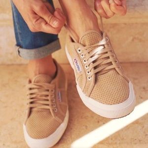 tan superga